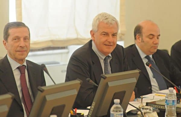 Da sinistra, Turiddo Campaini, Alessandro Profumo e Fabrizio Viola durante il primo cda di Banca Monte dei Pachi di Siena presieduto da Alessandro Profumo. Siena, 3 maggio 2012. 
ANSA/MAURIZIO DEGL' INNOCENTI