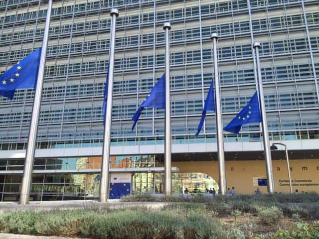 Bandiere a mezz'asta, sui palazzi della Commissione europea, in segno di lutto per il terremoto che ha colpito il reatino. Bruxelles 25 agosto 2016. 
ANSA / PATRIZIA ANTONINI