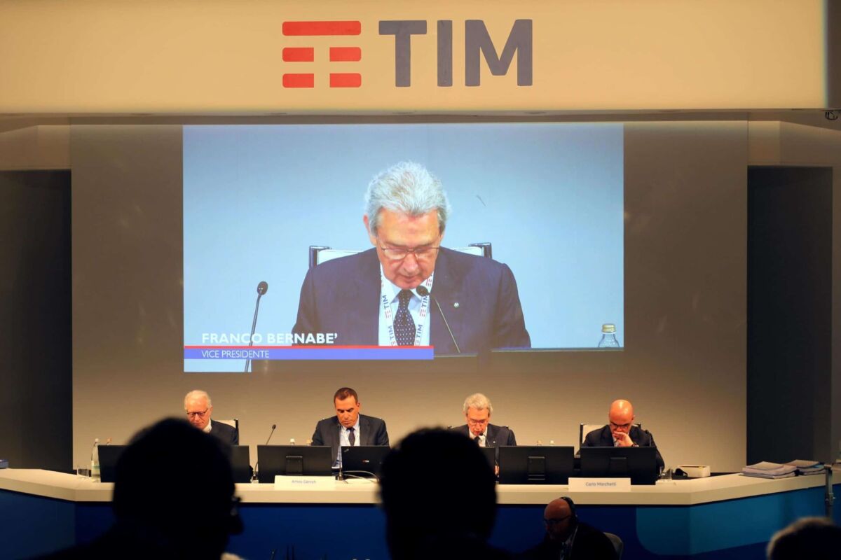 Il vice presidente Franco Bernabè apre l'assemblea ordinaria degli azionisti Tim, Rozzano (Milano), 24 aprile 2018. ANSA / MATTEO BAZZI
