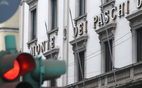 La sede del Monte dei Paschi di Siena in via Manzoni, a Milano, dove si è riunito il cda della banca, 19 dicembre 2016. ANSA/MATTEO BAZZI