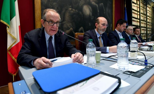 Il ministro dell'Economia, Pier Carlo Padoan (S), durante l'audizione sul Def di fronte alle Commissioni Speciali di Camera e Senato presiedute rispettivamente dal deputato della Lega Nicola Molteni (C) e dal senatore M5S Vito Crimi (2-S), Roma, 8 maggio 2018.      ANSA/ ETTORE FERRARI