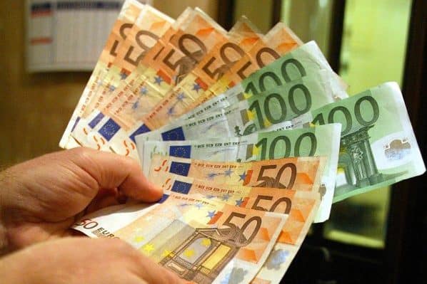 Un uomo tiene in mano alcune banconote di Euro, in una immagine di archivio. Il prodotto interno lordo dell'Italia nel secondo trimestre del 2010 e' aumentato dello 0,4% rispetto al trimestre precedente e dell'1,1% rispetto allo stesso periodo del 2009. Lo comunica l'Istat nella stima preliminare.
ANSA/ETTORE FERRARI/DRN