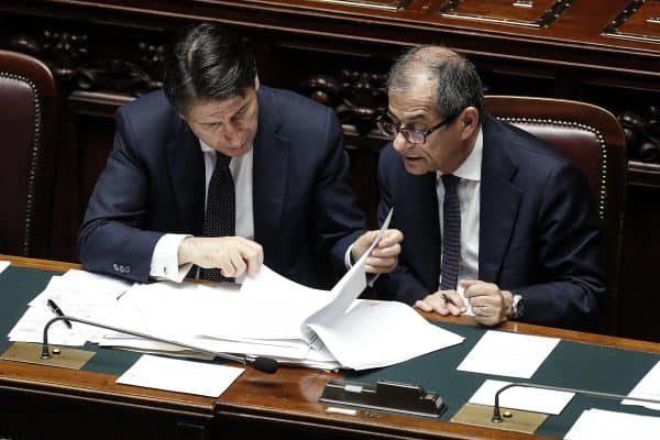 Giuseppe Conte (S), presidente del Consiglio, e Giovanni Tria, ministro dell'Economia, durante il dibattito sul voto di fiducia al governo nell'Aula della Camera, Roma, 6 giugno 2018. ANSA/RICCARDO ANTIMIANI