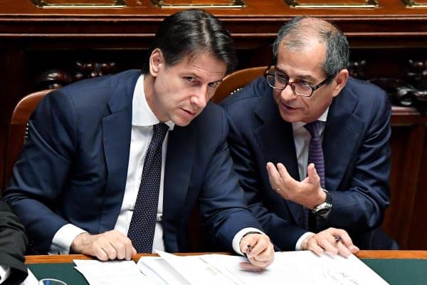 Il presidente del Consiglio, Giuseppe Conte (S), con il ministro dell'Economia, Giovanni Tria, durante il dibattito alla Camera sul voto di fiducia al nuovo Governo, Roma, 06 giugno 2018. ANSA/ETTORE FERRARI