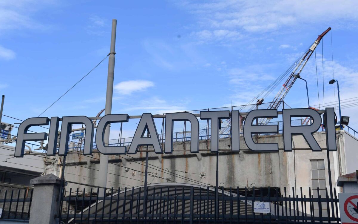 Un momento della manifestazione delle organizzazioni sindacali davanti ai cancelli della Fincantieri dopo la morte di Salvatore Lombardo, un carpentiere di 43 anni caduto da dieci metri mentre stava lavorando su una impalcatura nel bacino di carenaggio a Fincantieri a Sestri Ponente, 14 giugno 2018 ANSA/LUCA ZENNARO