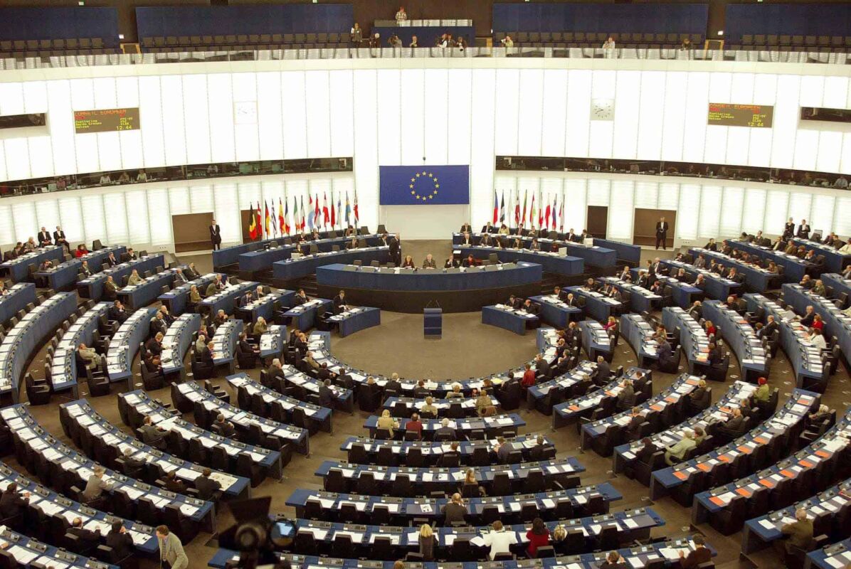 20040422 - STRASBURGO - POL - UE: PE; MEDIA, SI' AULA A RAPPORTO - Una panoramica d'archivio dell'aula dove si riunisce l'assemblea del parlamento europeo a Strasburgo. L'assemblea ha approvato la relazione sui media in Europa ed in Italia con 237 si, 24 no e 14 astenuti. Il testo del rapporto della liberale danese Johanna Boogerd Quaak, e' stato votato per paragrafi e dal testo sono stati tolti tutti i riferimenti nominali, cosi' come indicato dal presidente dell'Europarlamento Pat Cox. Il voto e' avvenuto in un'aula dove i banchi di Popolari e An erano semivuoti, anche se i parlamentari sono rimasti nell'emiciclo. I popolari ed il gruppo dell'Uem infatti avevano annunciato la decisione di non partecipare al voto sul rapporto.        CLAUDIO ONORATI/ANSA/TO