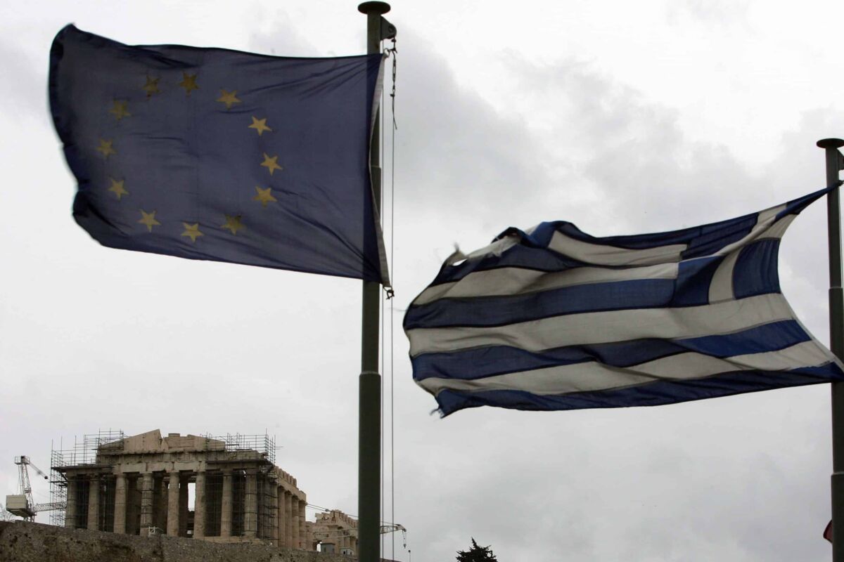 Il Partenone con la bandiere europea e greca
 EPA/SIMELA PANTZARTZI