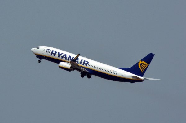 Un aereo della Ryanair decollato dall'aeroporto di Fiumicino. La compagnia irlandese ha raggiunto un accordo con i piloti irlandesi. Lo ha reso noto il sindacato Forsa, secondo quanto riferisce Bloomberg, spiegando che ora l'intesa verrà messa al voto e il sindacato raccomanda ai piloti di dare pareere positivo.
ANSA/Telenews