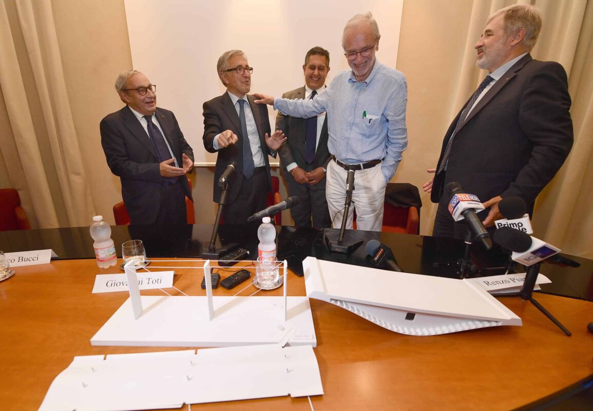 (Da sx) L'AD di Fincantieri Giuseppe Bono, l'AD di Autostrade Giovanni Castellucci,  l'archietto Renzo Piano, il presidente della regione Liguria Giovanni Toti, il sindaco di Genova Marco Bucci con i modellini in scala del ponte progettato da Piano. Genova, 07 settembre 2018. ANSA/LUCA ZENNARO