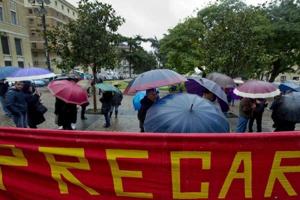 Striscioni esposti oggi 30 settembre 2012 dai disoccupati davanti al muncipio a Napoli.   ANSA / CIRO FUSCO