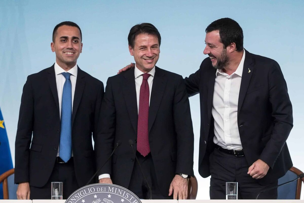 Il presidente del Consiglio Giuseppe Conte (C) con il ministro del Lavoro dello Sviluppo economico e vicepremier Luigi Di Maio (S) ed il ministro dell'Interno e vicepremier Matteo Salvini (D) durante la conferenza stampa al termine del Cdm a palazzo Chigi, Roma, 20 ottobre 2018. ANSA/ANGELO CARCONI