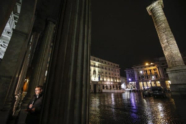 Un giornalista davanti a Palazzo Chigi durante il vertice di governo, Roma 16 dicembre 2018. ANSA/FABIO FRUSTACI