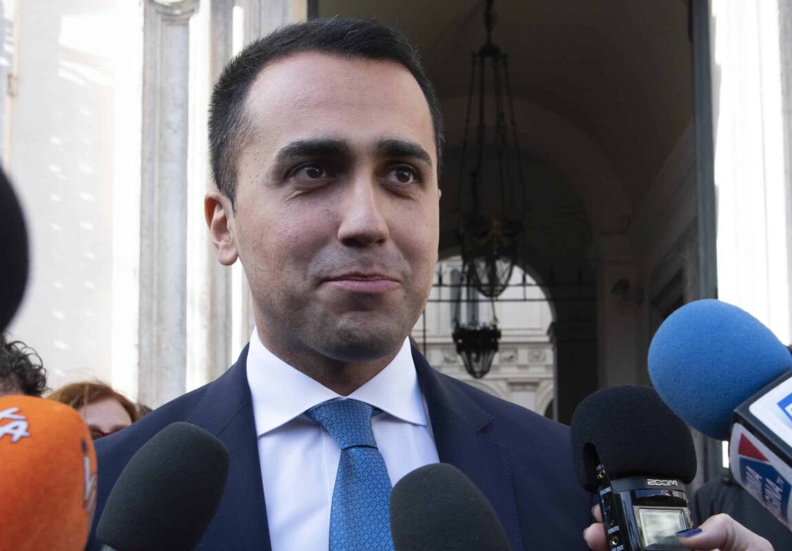 Il vicepremier e ministro Luigi Di Maio rilascia dichiarazioni ai giornalisti fuori Palazzo Chigi al termine dell'incontro con i sindacati a Roma, 15 marzo 2019.    ANSA/MAURIZIO BRAMBATTI