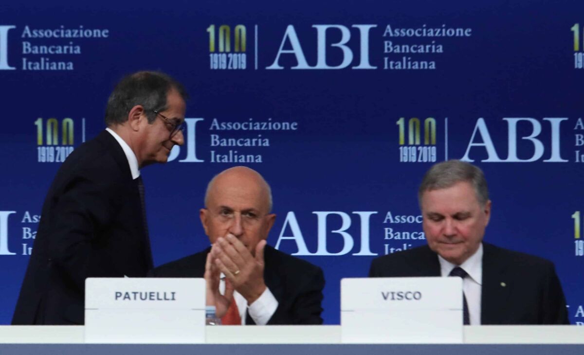 Da sinistra: il ministro delleconomia Giovanni Tria; il presidente dellAbi Antonio Patuelli e il Governatore della Banca dItalia Ignazio Visco a palazzo Mezzanotte in occasione dellassemblea annuale dellAbi. Milano 12 luglio 2019.
ANSA / MATTEO BAZZI