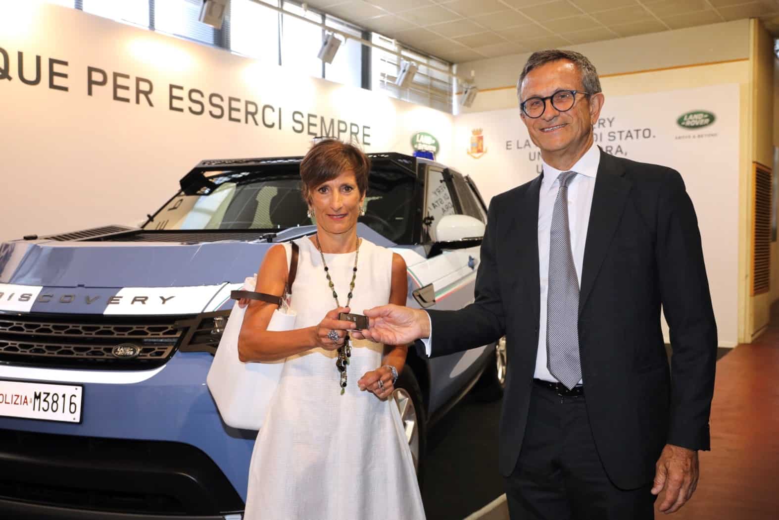 Prefetto Clara Vaccaro e Daniele Maver Ceo di Jaguar Land Rover Italia
