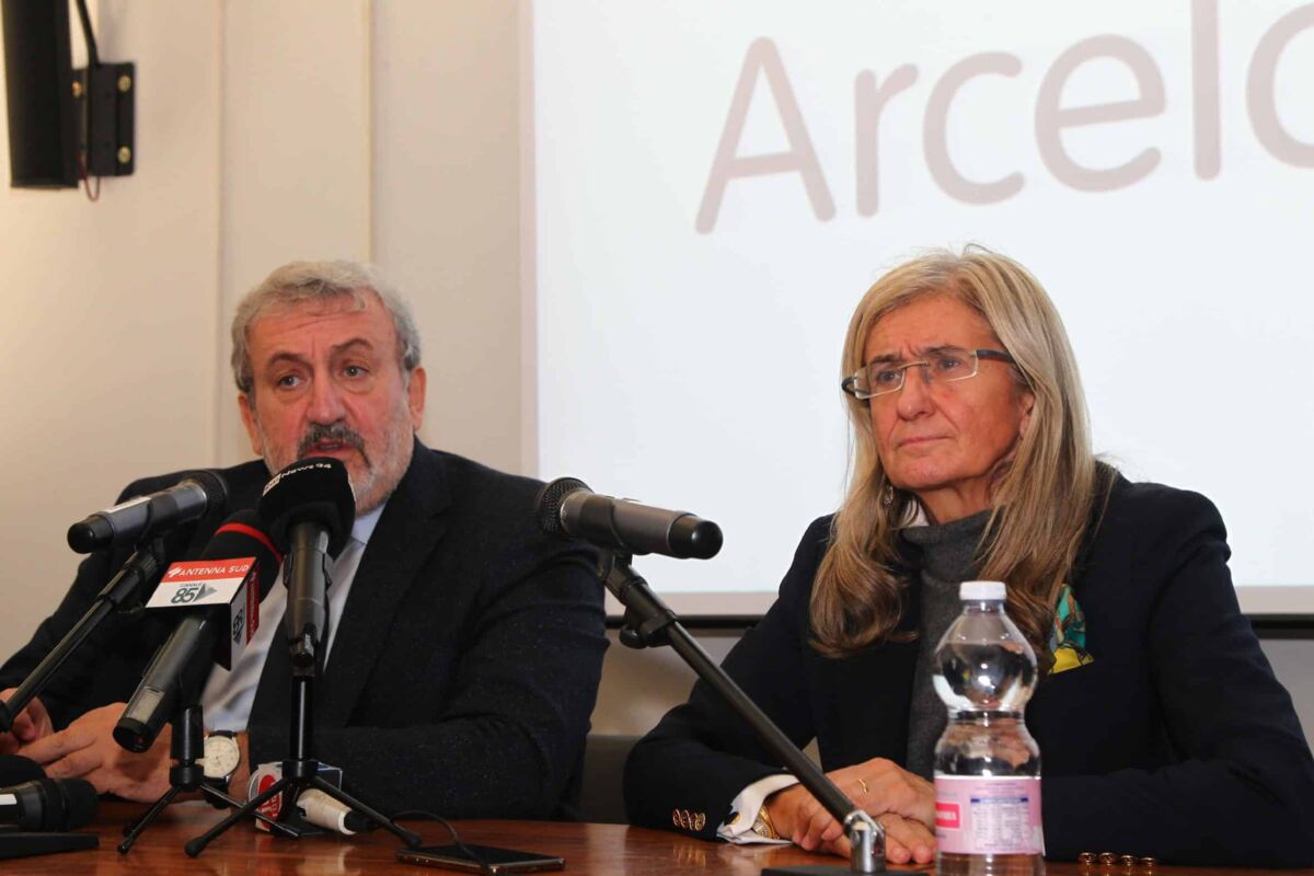 L'ad di ArcelorMittal Lucia Morselli e il presidente della regione Puglia Michele Emiliano (S)  in conferenza stampa dopo l'incontro con il sindaco Rinaldo Melucci, il presidente della Confindustria locale Antonio Marinaro e una delegazione delle imprese dedicato alla vicenda dei pagamenti dell'indotto, Taranto, 26 novembre 2019. ANSA/INGENITO