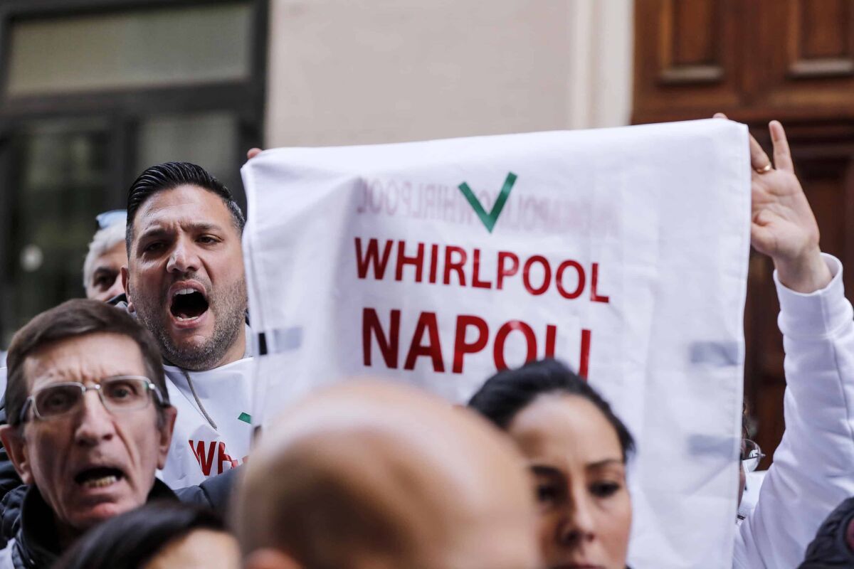 Protesta dei lavoratori della Whirlpool di Napoli sotto al Ministero dello Sviluppo Economico, Roma, 29 gennaio 2020. ANSA/RICCARDO ANTIMIANI