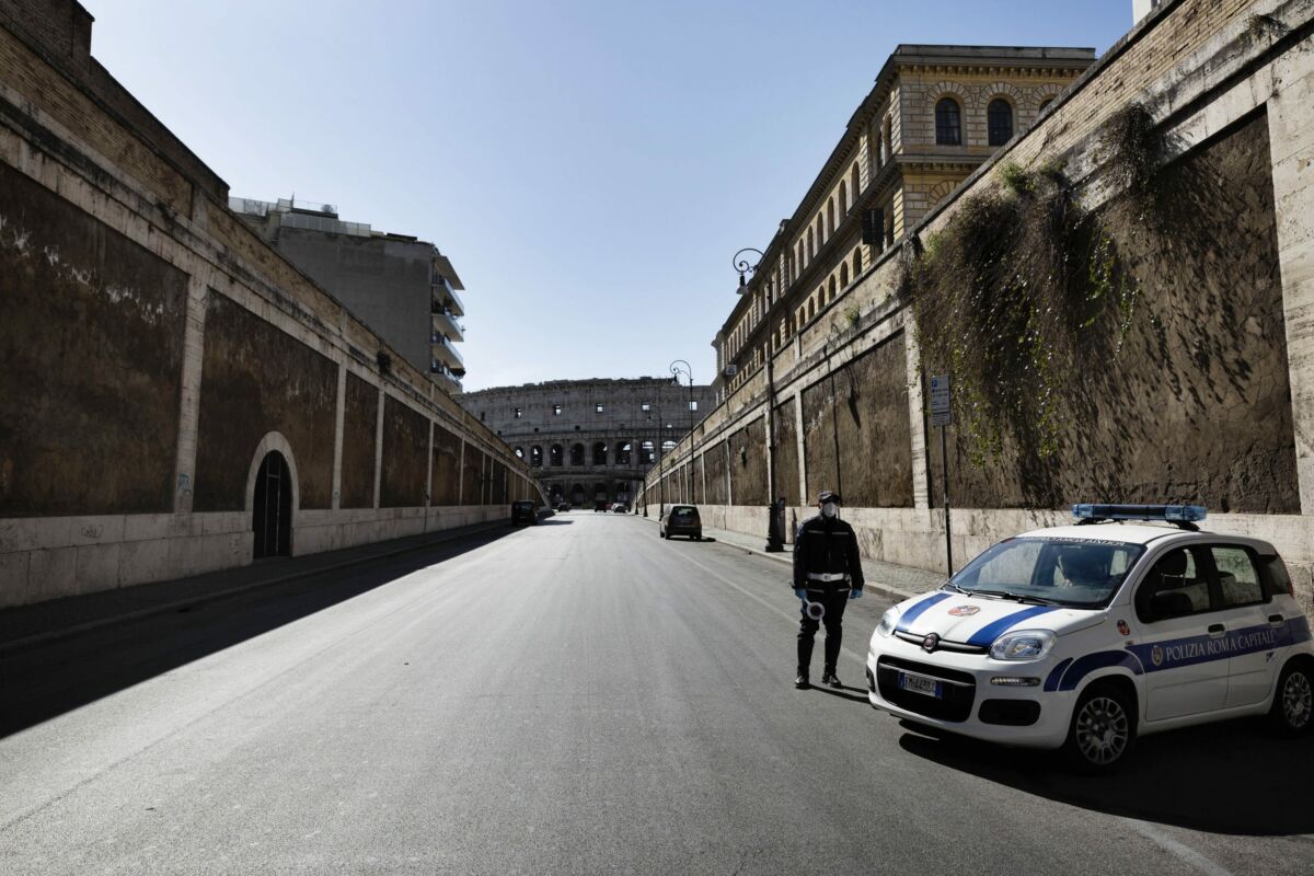 March 25, 2020, Roma, Roma, Italy: Coran Virus, COD-19, emergency in the streets of Roma..The Italian Government has adopted the measure of a national lockout by closing all activities, except for essential services in an attempt to fight Coronavirus (COVID-19) .All the city, as all the whole country, is under quarantine and the movement are restricted to the necessary. .The streets of the city are empty and controled by the amry. (Credit Image: © Matteo Trevisan/ZUMA Wire)