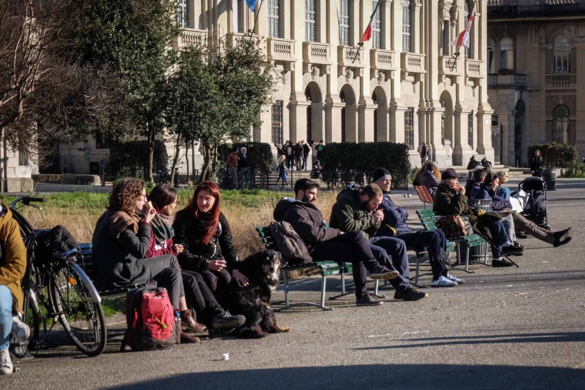 Studenti del Politecnico di Milano radunati in un'area verde all'esternp dell'ateneo Milanese, 4 Marzo 2020. Il governo ha deciso la chiusura di scuole e università fino a metà marzo per ridurre i rischi di contagio del coronavirus. La decisione sarà presa ufficialmente dal governo nel pomeriggio,ha precisato la ministro dell'Istruzione Azzolina, dopo il
parere del comitato tecnico-scientifico. Ansa/Matteo Corner