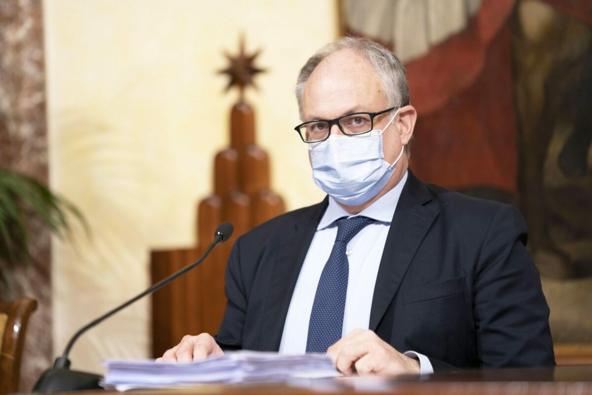 epa08420422 A handout photo made available by the Chigi Palace Press Office shows Italian Minister of Economy, Roberto Gualtieri, attending a press conference during a break of the Cabinet for the "Relaunch" Law Decree (dl Rilancio) at the Chigi Palace in Rome, Italy, 13 May 2020.  EPA/FILIPPO ATTILI / HANDOUT  HANDOUT EDITORIAL USE ONLY/NO SALES