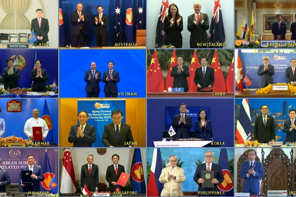epa08821197 A handout image of a video conference made available by the Vietnam News Agency (VNA) shows leaders and trade ministers of 15 Asia-Pacific nations posing for a virtual group photo during the 4th Regional Comprehensive Economic Partnership (RCEP) Summit in Hanoi, Vietnam, 15 November 2020. Fifteen Asia-Pacific nations signed the Regional Comprehensive Economic Partnership (RCEP) on 15 November, making it the world' largest free trade deal at the end of an annual summit of Southeast Asian leaders and regional partners.  EPA/VNA HANDOUT  HANDOUT EDITORIAL USE ONLY/NO SALES