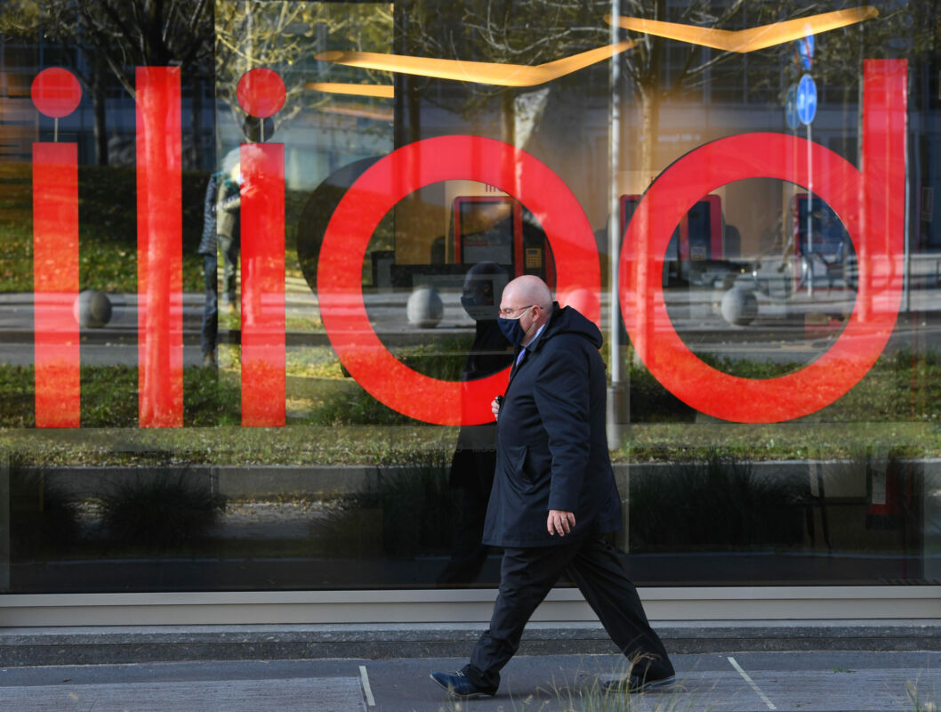 A person, with his face covered by a mask, walks by the window of an Iliad store in Milan, Italy, 17 novembre 2020. Iliad in Italy recorded a third-quarter increase in users compared to the previous quarter, with 580,000 new users registered between July and September 2020 and a quarterly turnover of 171 million euros that marks a +56% compared to the same period in 2019. ANSA/DANIEL DAL ZENNARO