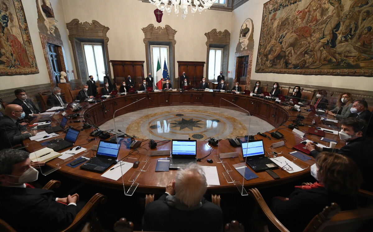 epa09009332 Italy's new Prime Minister Mario Draghi (C) holds the first council of Ministers at Chigi Palace in Rome, Italy, 13 February 2021.  EPA/ETTORE FERRARI / POOL