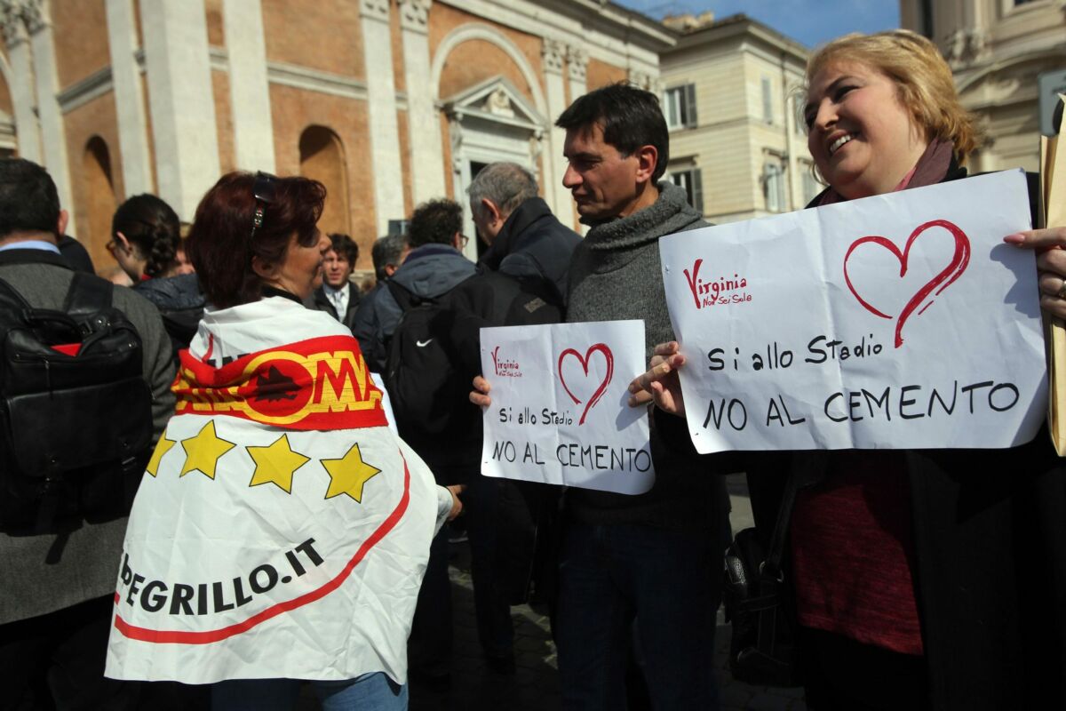 Un momento della manifestazione di militanti del Movimento 5 Stelle contro lo stadio della Roma a Tor di Valle, Roma, 21 febbraio 2017. ANSA/VINCENZO TERSIGNI