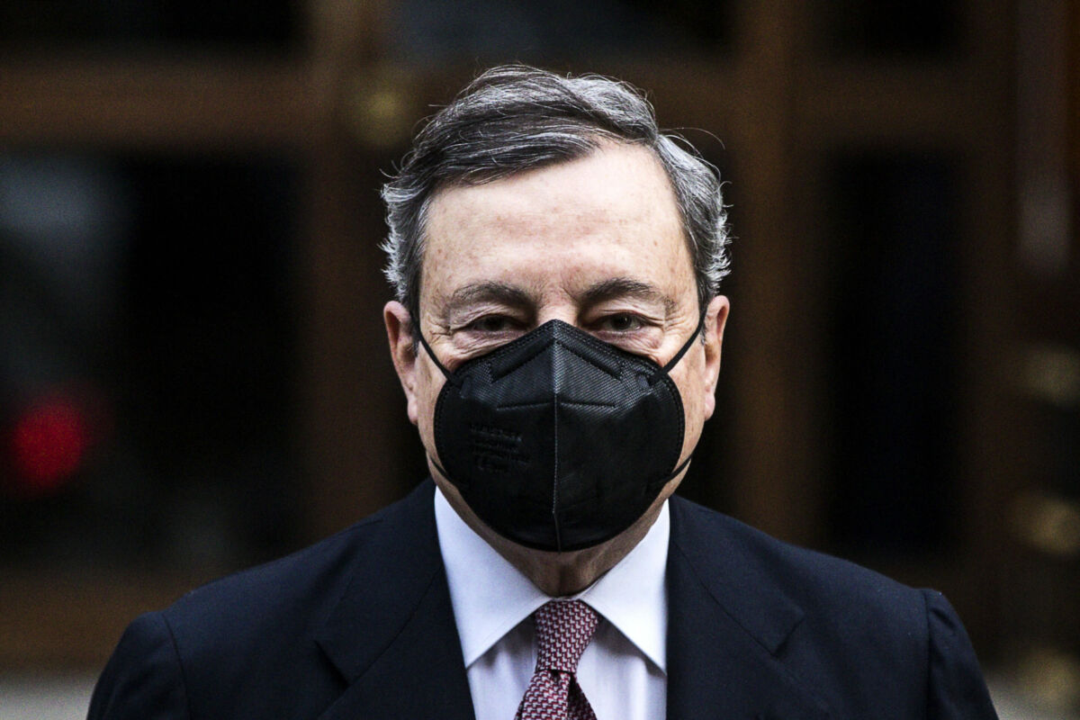Covid, Draghi con mascherina