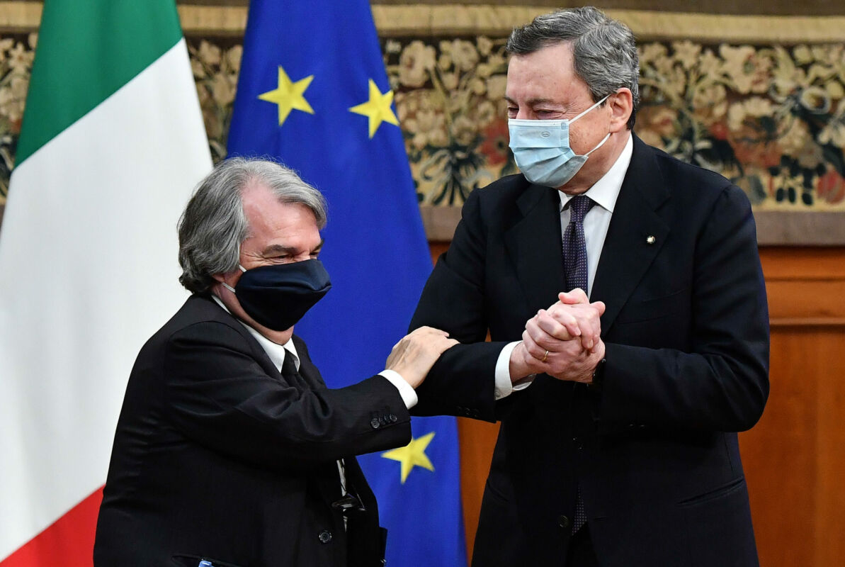 Il presidente del Consiglio, Mario Draghi, e il ministro per la Pubblica Amministrazione, Renato Brunetta (S), durante la firma del ''Patto per l'innovazione del lavoro pubblico e la coesione social'', a palazzo Chigi, Roma, 10 marzo 2021.   ANSA/ETTORE FERRARI