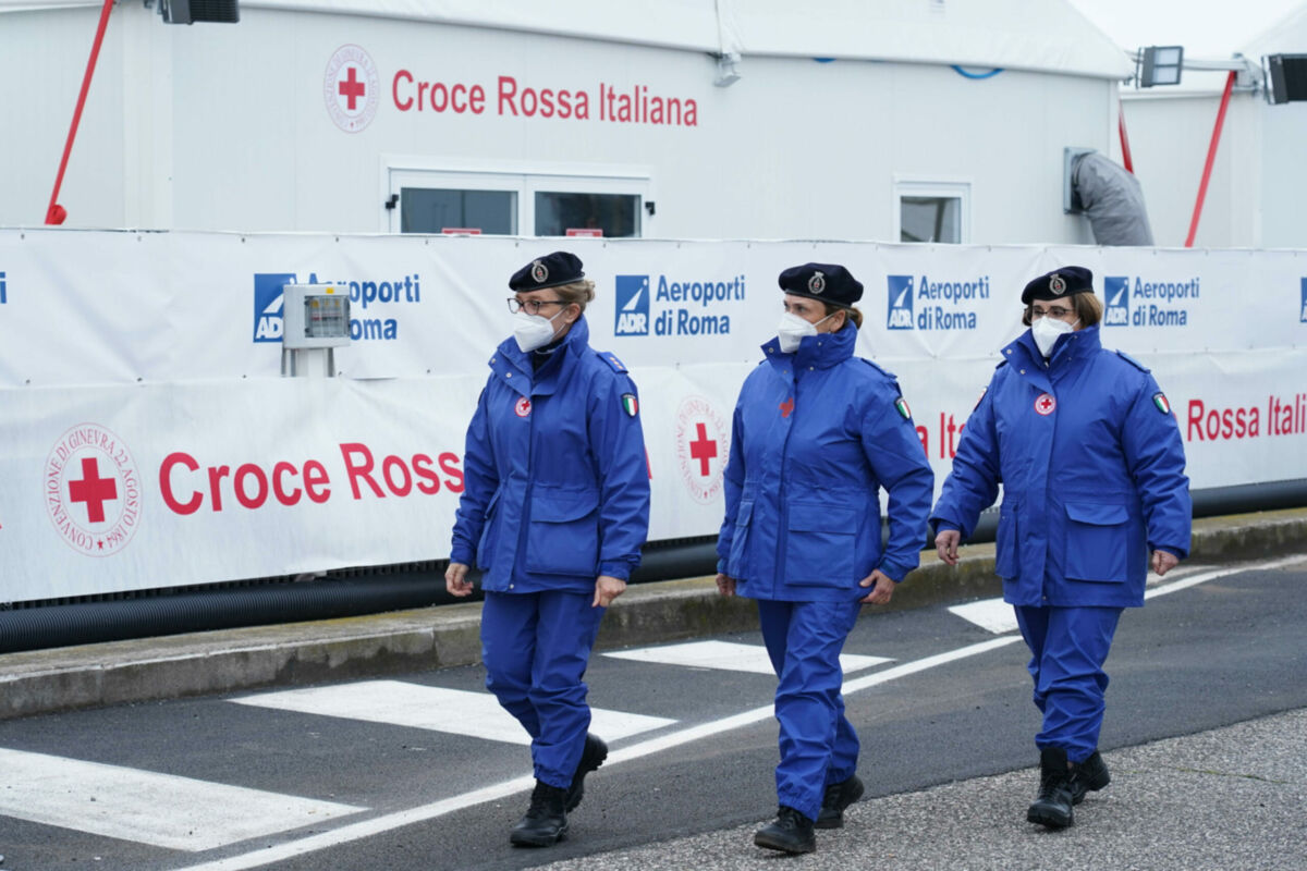 Il centro vaccinale dell'aeroporto di Fiumicino si prepara ad ospitare la visita del Presidente del Consiglio, Mario Draghi, 12 marzo 2021. Per l'occasione, da parte delle forze dell'ordine è  stata predisposta un'adeguata "cintura di
sicurezza" tutt'attorno l'hub vaccinale del Leonardo da Vinci - al cui interno è peraltro consentito l'accesso alla sola stampa accreditata - che sorge in una porzione del parcheggio Lunga Sosta del Leonardo da Vinci messa a disposizione da Adr. Troupe televisive, fotografi e giornalisti sono presenti anche fuori al centro vaccinale. 
ANSA/ TELENEWS