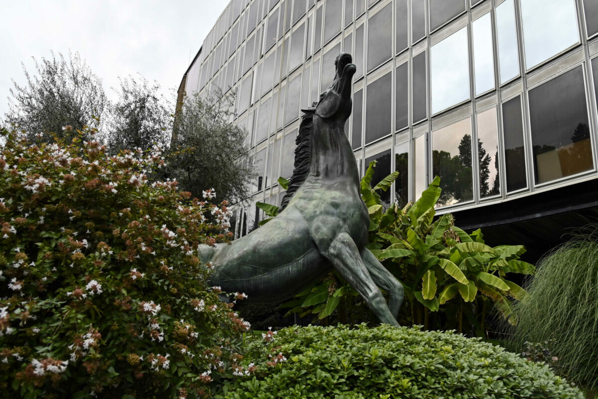 La statua del cavallo di Francesco Messina all'ingresso della sede Rai di viale Mazzini durante la presentazione del programma ''Sette Storie'' in onda su Rai1, Roma, 02 ottobre 2020. ANSA/RICCARDO ANTIMIANI