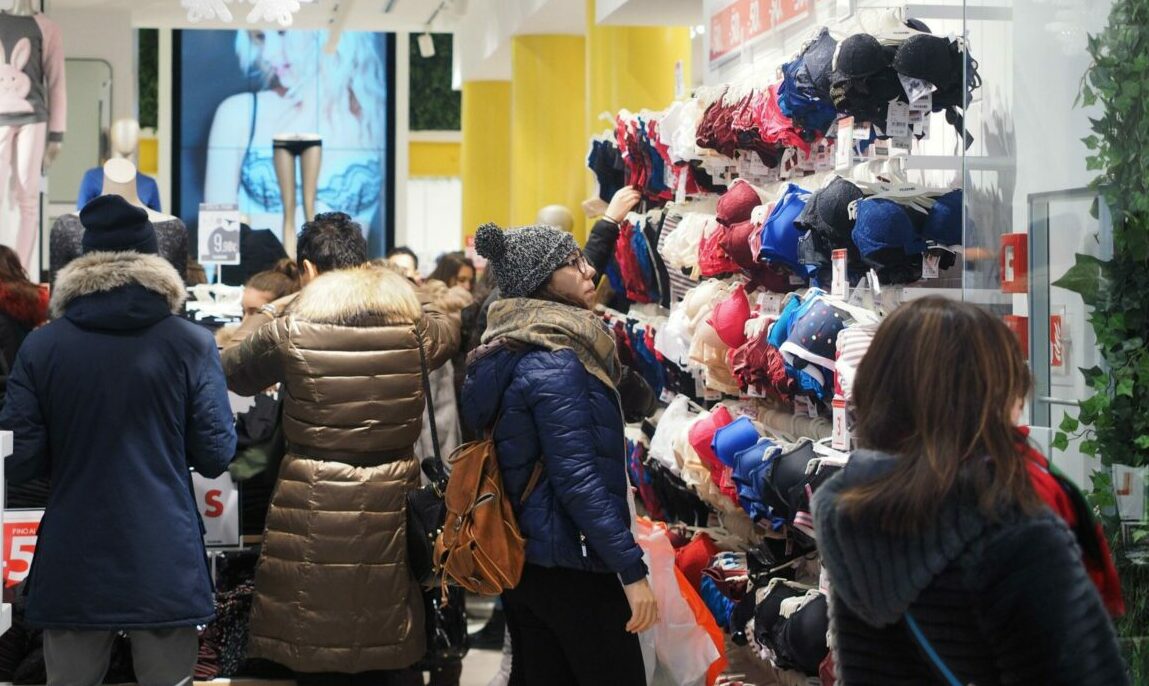 Un'immagine di negozi nel centro di Bologna, dove sono iniziati i saldi invernali, 5 gennaio 2017. ANSA/GIORGIO BENVENUTI