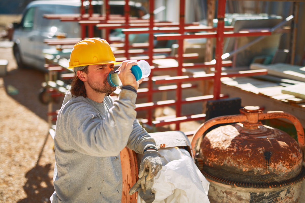 operaio caldo beve cantiere muratore