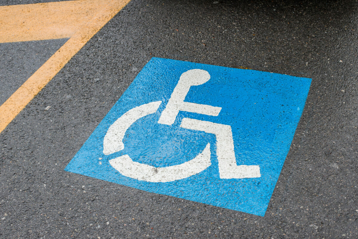 trasporti parcheggio disabili strisce gialle