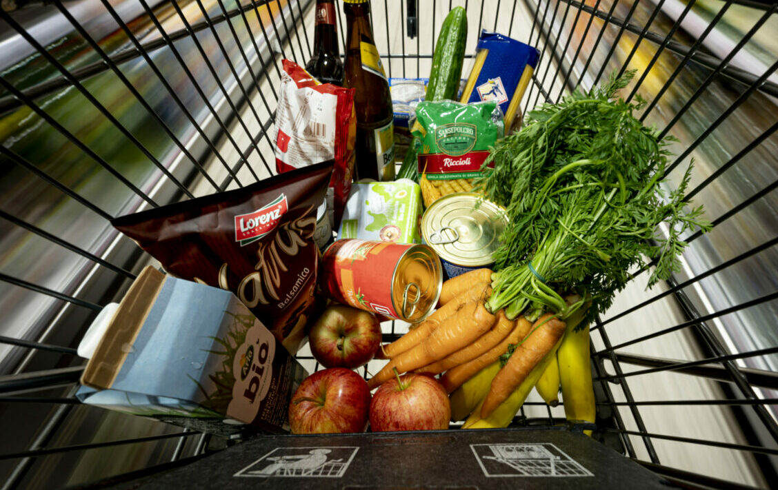 PRODUCTION - 14 April 2021, Berlin: A purchase lies in a shopping cart in a supermarket. Federal Statistical Office announces inflation rate for April 2021. Photo: Fabian Sommer/dpa