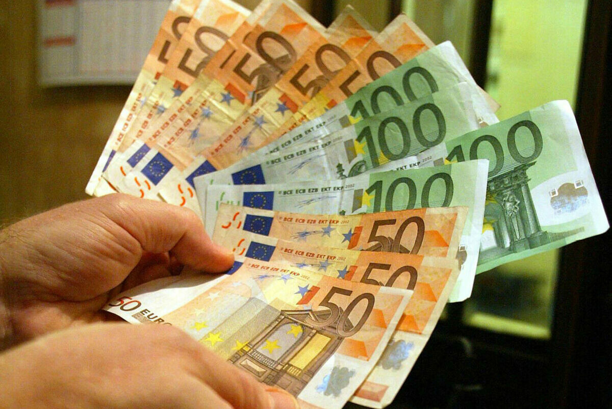 Un uomo tiene in mano alcune banconote di Euro, in una immagine di archivio. Il prodotto interno lordo dell'Italia nel secondo trimestre del 2010 e' aumentato dello 0,4% rispetto al trimestre precedente e dell'1,1% rispetto allo stesso periodo del 2009. Lo comunica l'Istat nella stima preliminare.
ANSA/ETTORE FERRARI/DRN