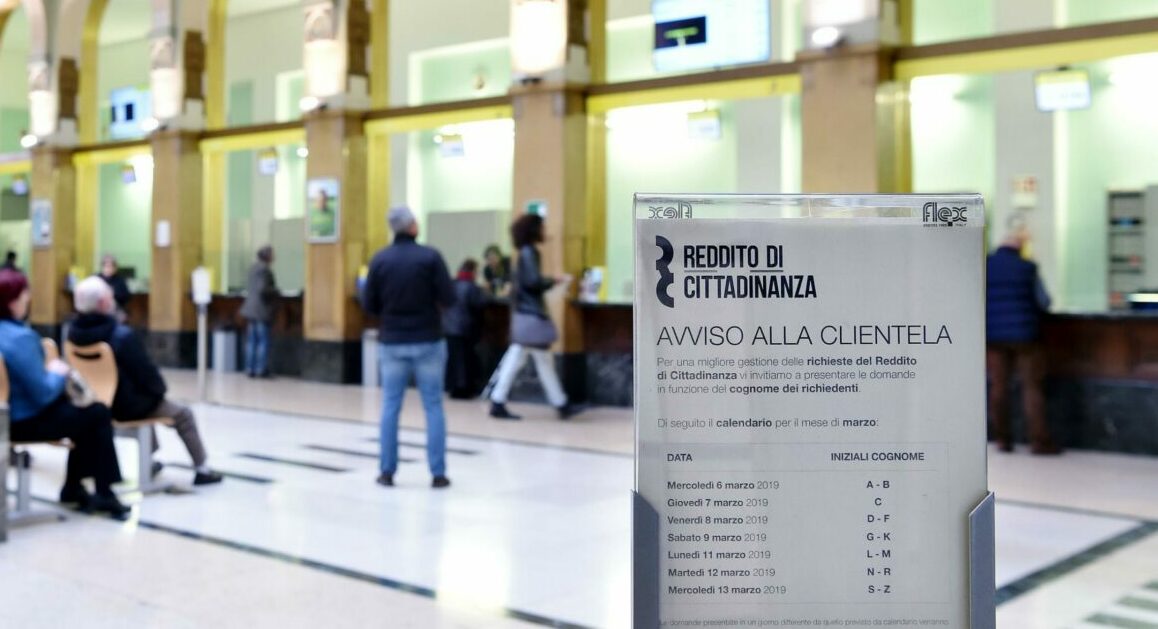 A post office where it is possible to apply for "citizenship wage" in Turin, Italy, 06 March 2019. The government's 'citizenship wage' basic income kicked off on Wednesday when the official website started taking applications for the new benefit.
ANSA/ALESSANDRO DI MARCO