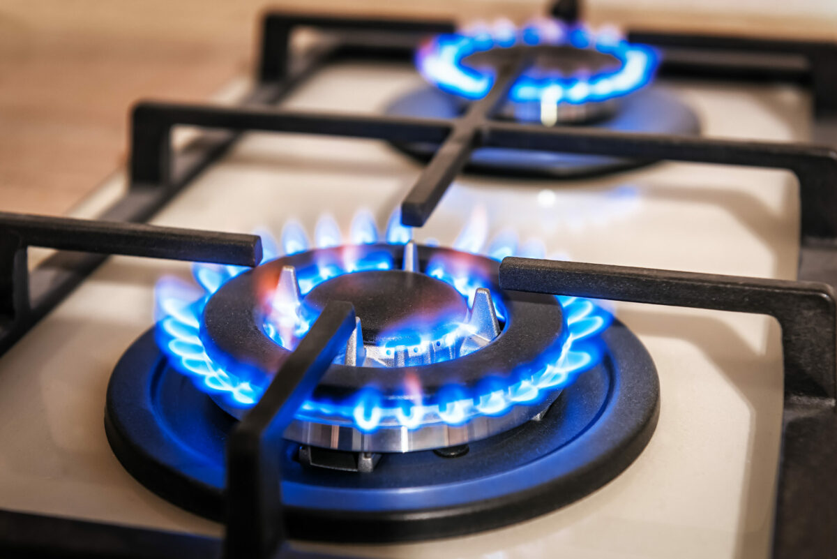 Closeup,Shot,Of,Blue,Fire,From,Domestic,Kitchen,Stove,Top.