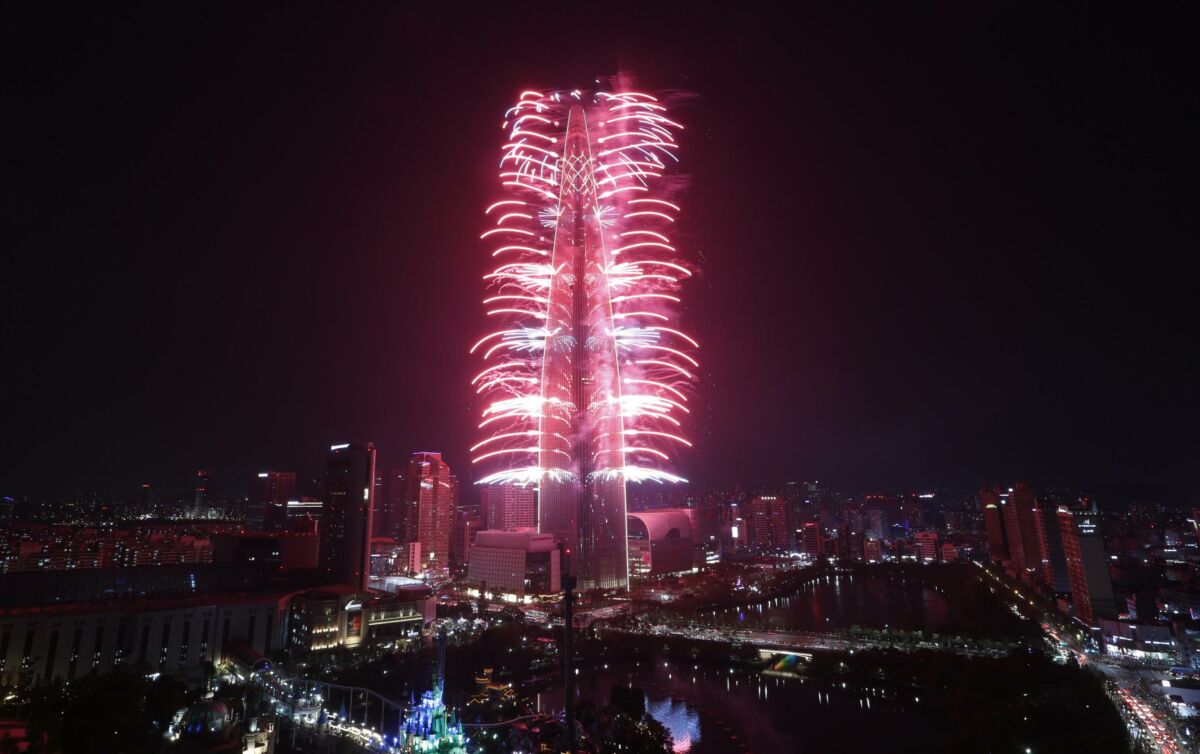 epa07546579 Fireworks explode over the world's fifth tallest building, the 123-storey Lotte World Tower in Seoul, South Korea, 04 May 2019. The firework festival took place over the Lotte World Tower under theme 'Go. Together! for peace in the Korean Peninsula.  EPA/JEON HEON-KYUN