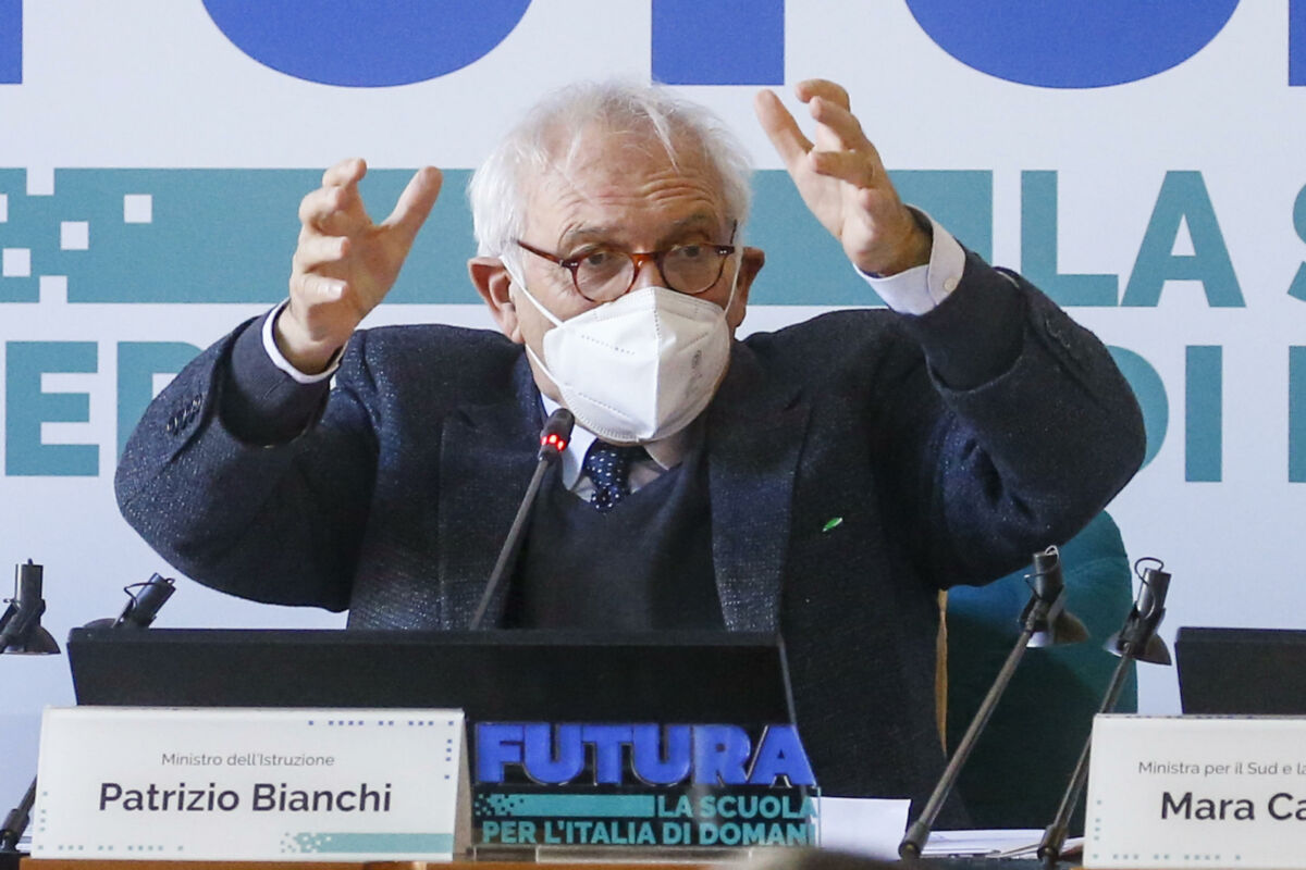 Il ministro dellistruzione, Patrizio Bianchi, durante la conferenza  stampa di presentazione delle  prime misure del Piano Nazionale di Ripresa e Resilienza (PNRR) relative al settore dellistruzione, Roma 30 novembre 2021. ANSA/FABIO FRUSTACI