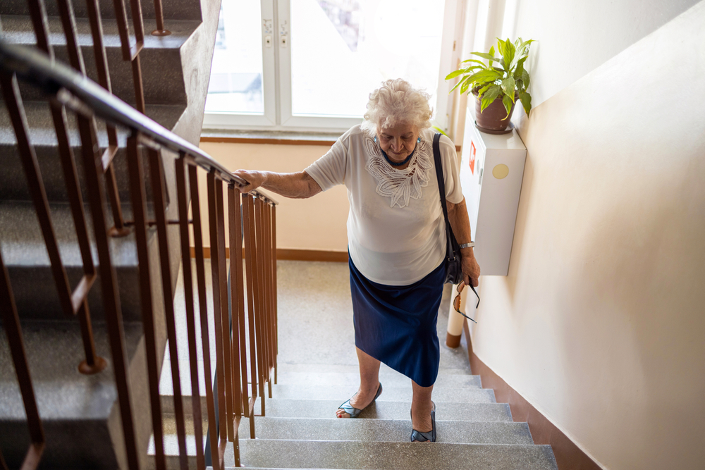 anziana che sale le scale