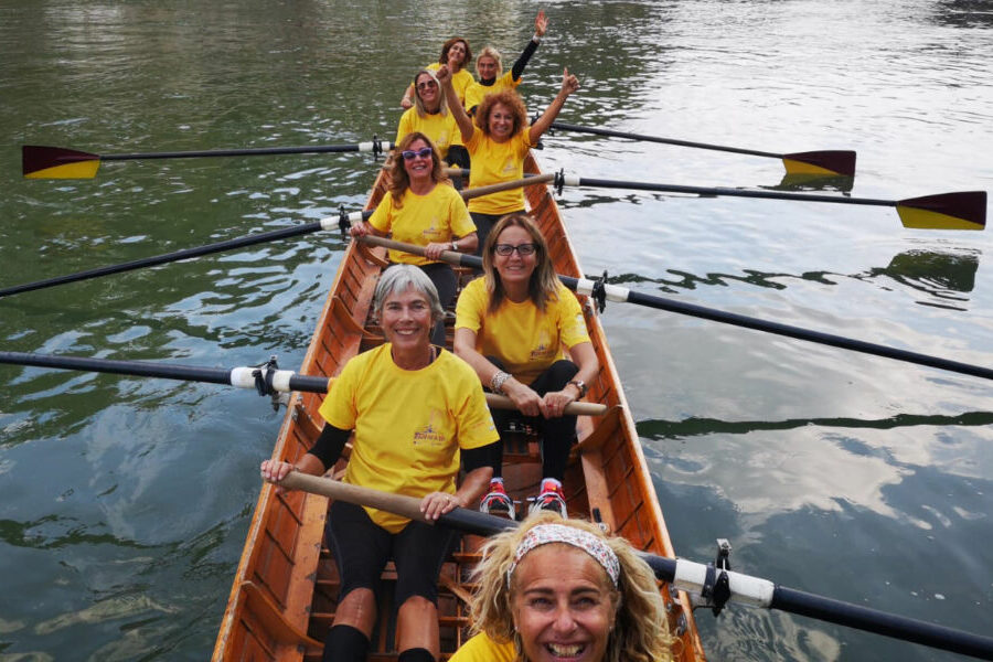 Donne in gara sul Tevere