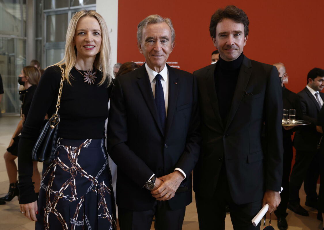 epa09479806 Head of LVMH luxury group, Bernard Arnault  (C), his daughter Delphine Arnault (L) and his son Antoine Arnault (R) attend the exhibition 'The Morozov Collection, Icons of Modern Art' at Fondation Louis Vuitton in Paris, France, 21 September 2021.  EPA/YOAN VALAT / POOL