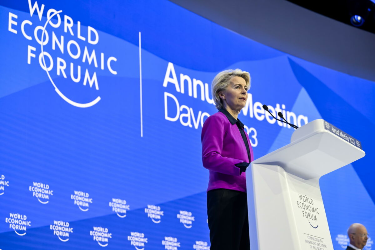 Ursula von der Leyen, Presidente della Commissione europea interviene durante la 53a riunione annuale del World Economic Forum, WEF, a Davos, in Svizzera, il 17 gennaio 2023. L'incontro riunisce imprenditori, scienziati, leader aziendali e politici a Davos sul tema 'Cooperazione in un mondo frammentato' dal 16 al 20 gennaio