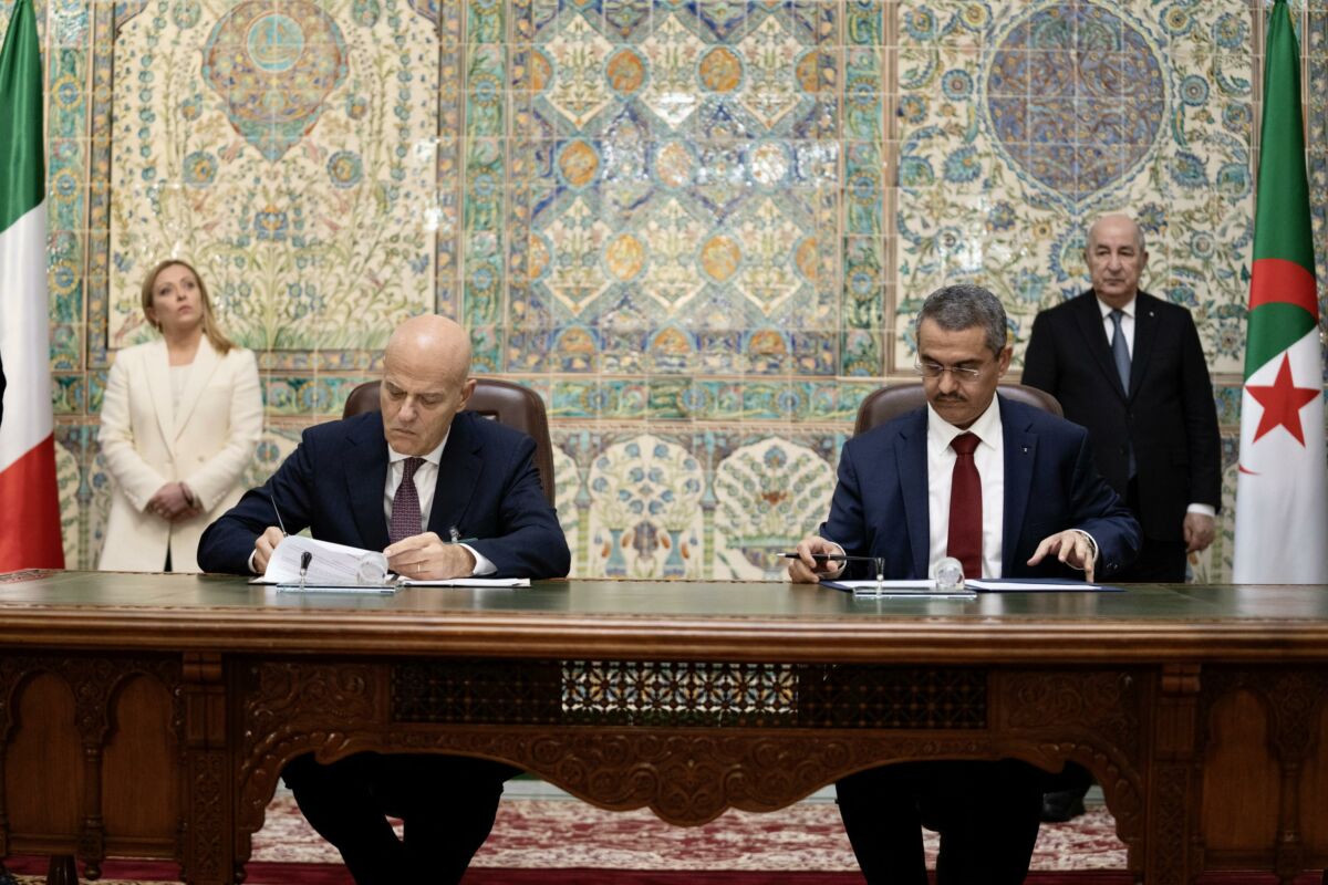 This handout picture provided by the Chigi Palace Press Office shows President of Sonatrach Toufik Hakkar (R) and Eni CEO Claudio Descalzi (L) signing a memorandum of understanding on the occasion of Italian Prime Minister Giorgia Meloni's visit to Algiers, Algeria, 23 January 2023.
ANSA/ CHIGI PALACE PRESS OFFICE/ FILIPPO ATTILI
+++ ANSA PROVIDES ACCESS TO THIS HANDOUT PHOTO TO BE USED SOLELY TO ILLUSTRATE NEWS REPORTING OR COMMENTARY ON THE FACTS OR EVENTS DEPICTED IN THIS IMAGE; NO ARCHIVING; NO LICENSING +++ NPK +++