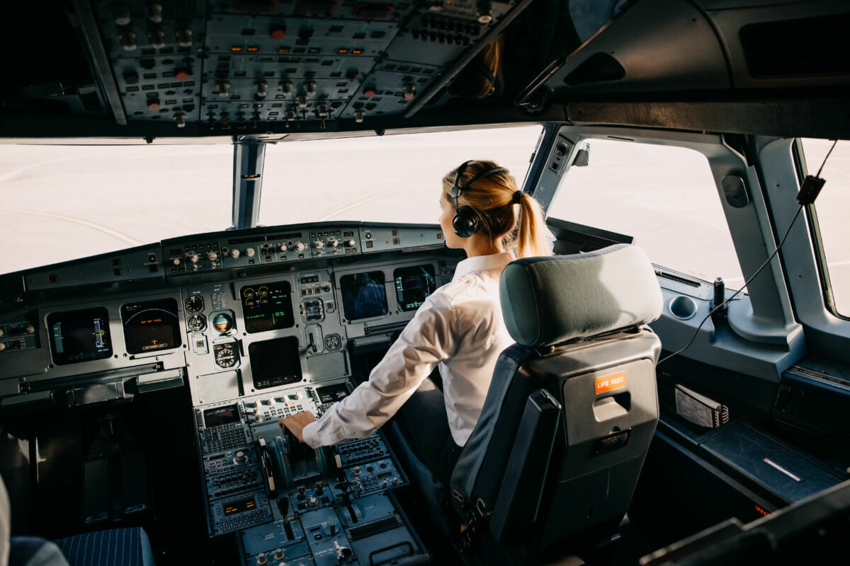 Woman,Pilot,Sitting,In,Aircraft,Cockpit,,Flying,The,Plane.