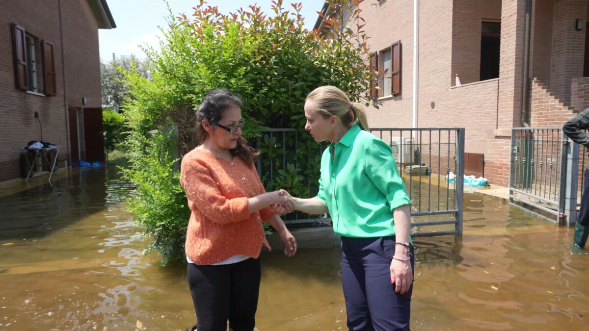 Fermoimmagine del video della presidenza del Consiglio in cui la premier Giorgia Meloni stringe la mano ad una donna che vive in una delle zone colpite dall'alluvione, 21 maggio 2023. ANSA / UFFICIO STAMPA PALAZZO CHIGI