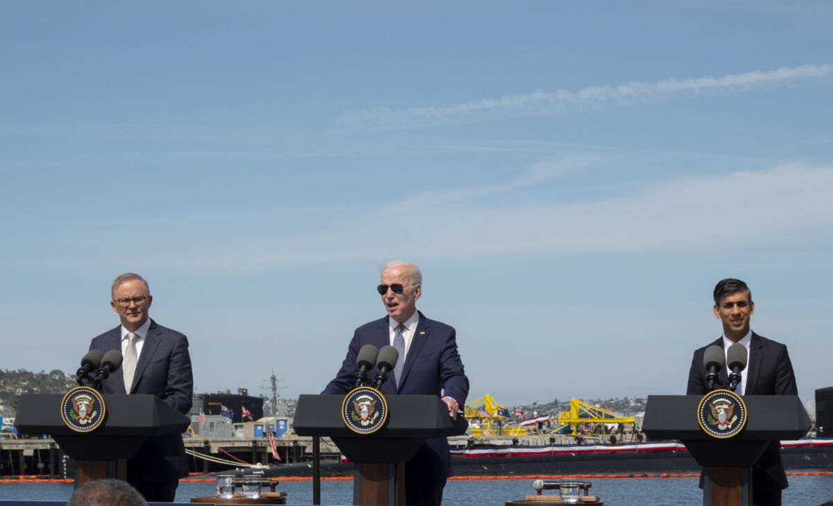 Foto con i tre presidenti: March 13, 2023, San Diego, California, USA: President Joe Biden, center, talks about a new AUKUS partnership with Australian Prime Minister Anthony Albanese, left, and British Prime Minister Rishi Sunak at Naval Base Point Loma