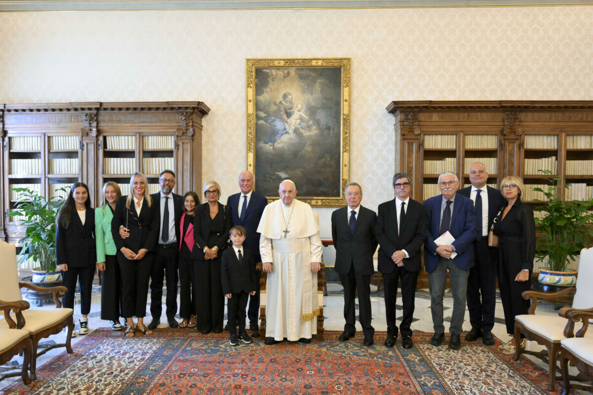 Papa Francesco con la delegazione del premio 'è giornalismo', Città del Vaticano, 26 Agosto 2023. ANSA/US VATICAN MEDIA